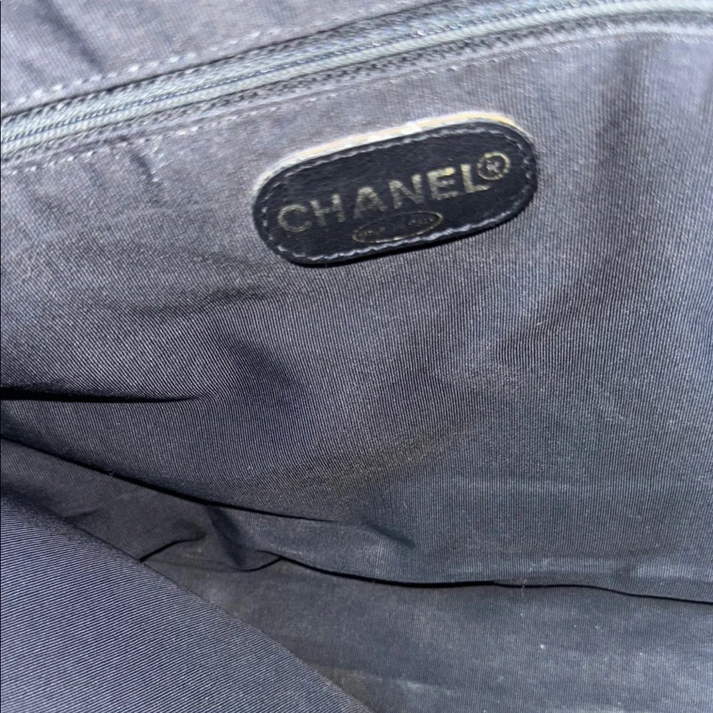 CHANEL Black Lambskin Leather Tote with Luxury Design - Picture 6 of 15
